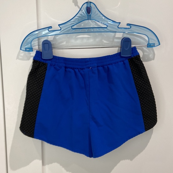 Women’s athleisure shorts - Picture 4 of 5